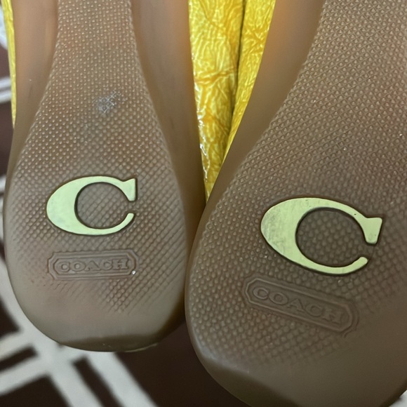 Coach sandals super cute Cream lemony yellow logo pins with bows - Picture 2 of 7
